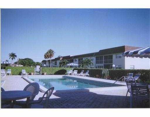Building Photo - 9851 Sandalfoot Blvd