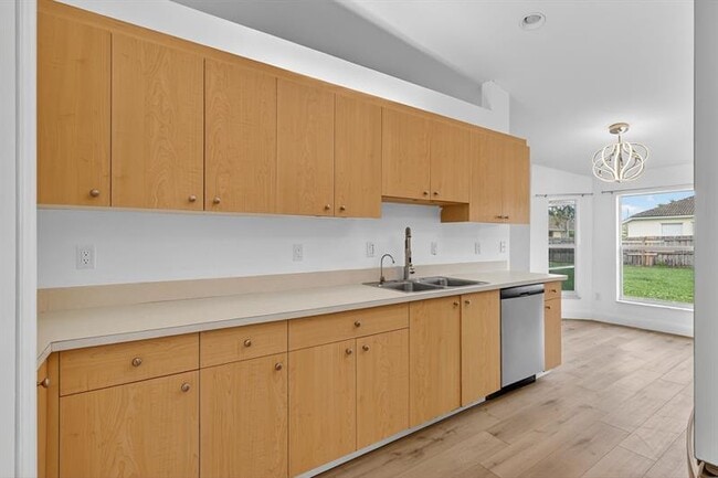 Building Photo - 497 SW Lacroix Ave