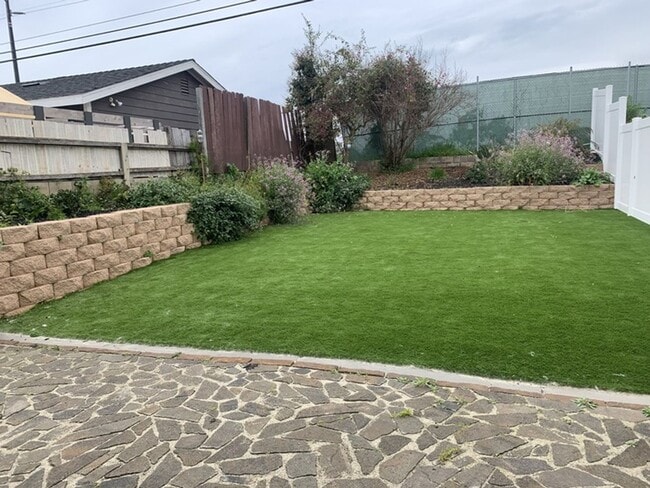 Building Photo - Stunning Renovated Lower Level  2 Bed / 1 Bath - 1.5 Miles to Beach