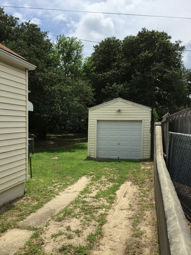 Building Photo - Large 2 BDRM 1 BA single family home across from the Beach!