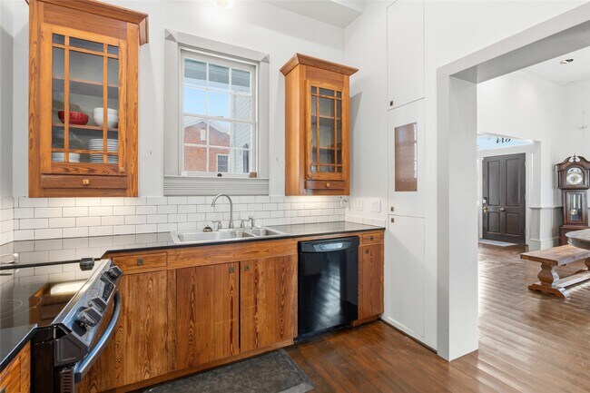 Building Photo - 614 16th St
