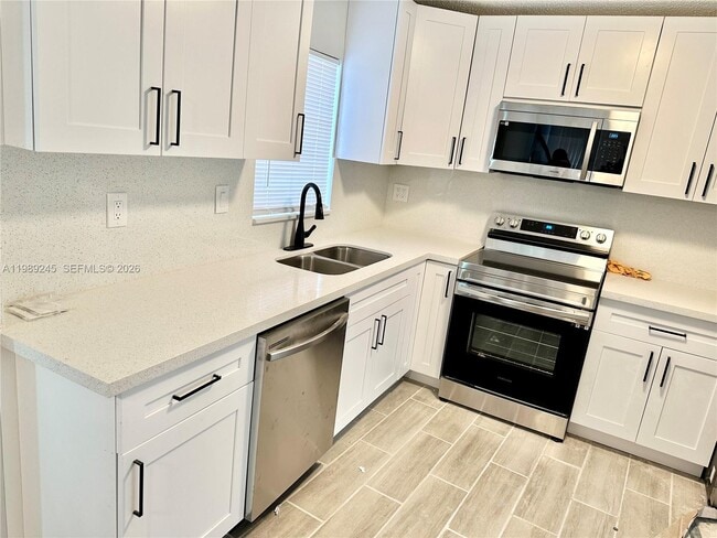 Building Photo - 2600 NE 8th Ave