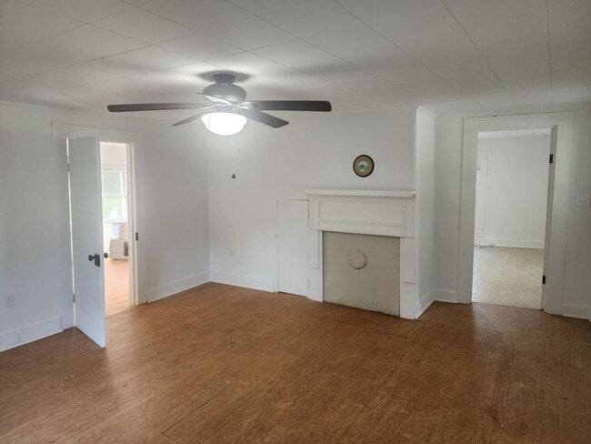 Building Photo - 2 Bed 1 Bath House Siloam Community