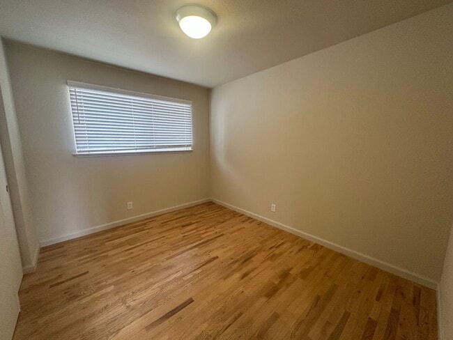 Building Photo - 3 Bedroom 2 Bathroom Home with Pool