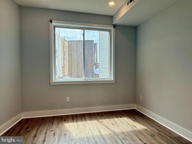 Building Photo - 2425 Frankford Ave
