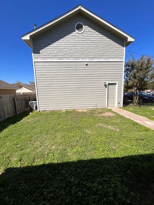 Building Photo - 4Bed/2Bath House w/ detached 2 car garage