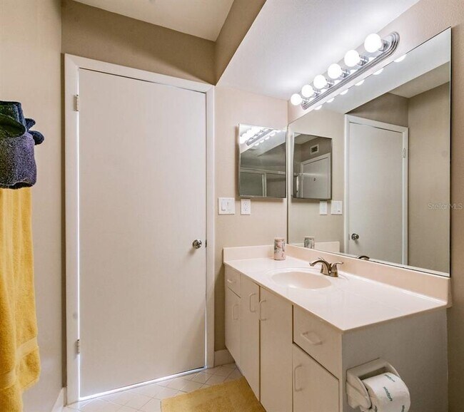 Building Photo - 6081 Bahia Del Mar Cir N