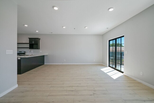 Building Photo - Clear Lake Condos