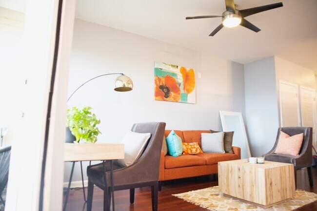 Living area - 898 Oak St SW