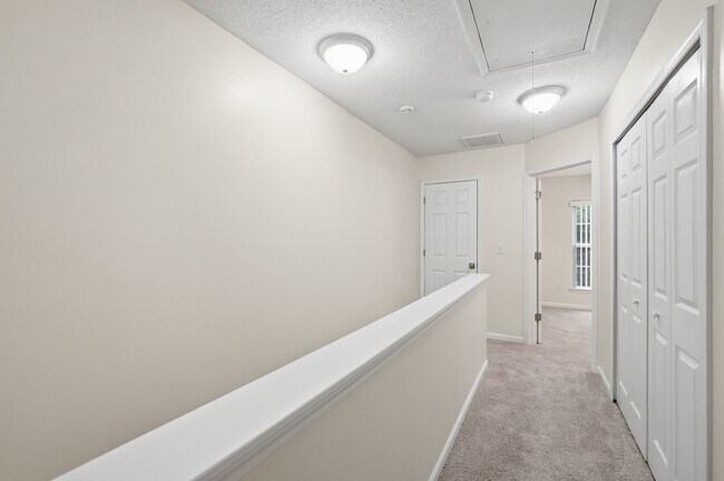 Building Photo - Beautiful Matthews Townhome with Updated Interior & Community Pool