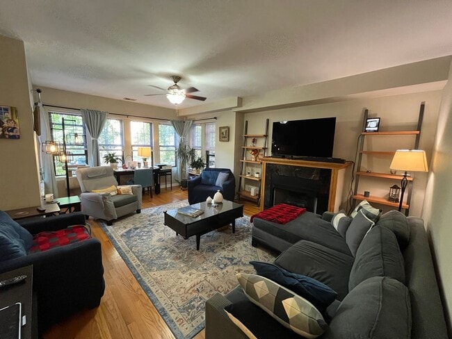 Building Photo - Warm Vintage Jumbo 2BR 2Bth w fireplace an...