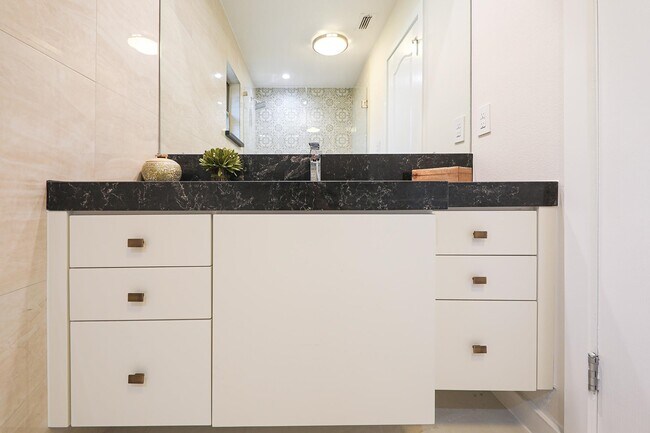 Building Photo - 209 Green Jay Ln