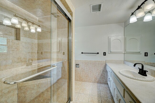 Building Photo - Spacious 4-Bedroom Home with Modern Amenities & Ideal Location Near Lake Hefner in OKC!