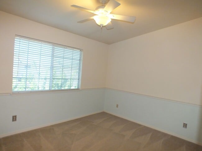 Building Photo - 2/1.5 Diamond Springs condo