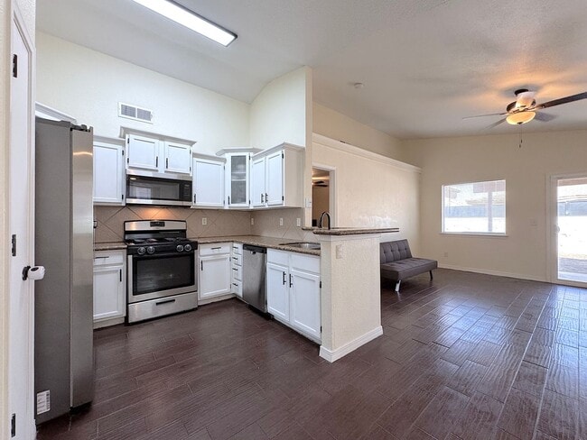 Building Photo - East El Paso 4 bed Refrig A/C close to Park!