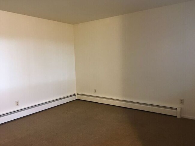 Building Photo - 2 Bed, 1.5 Bath Duplex for Rent in Fort Co...