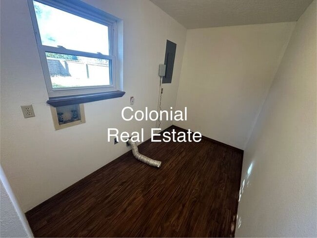 Building Photo - Spacious 2 story home