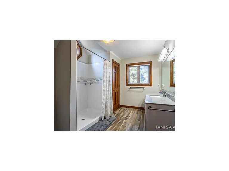 Upstairs Bath - 17756 Brucker St