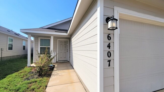 Building Photo - Beautiful like-new 3 bed | 2 bath home - Amazing community amenities!