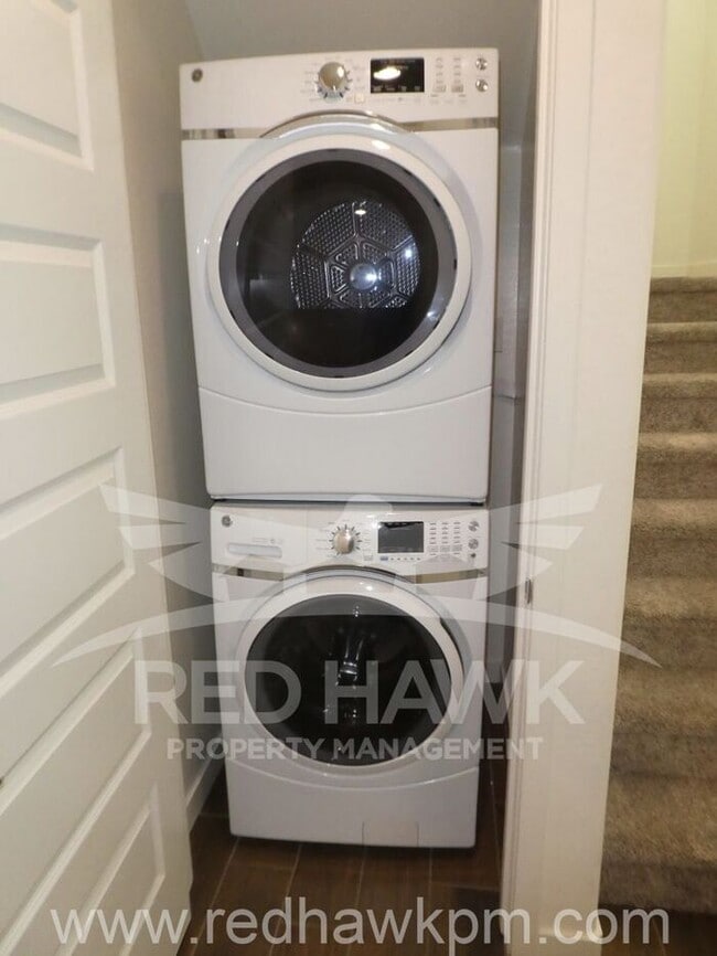 Building Photo - Gorgeous, Modern Three Bedroom, Two Bathro...
