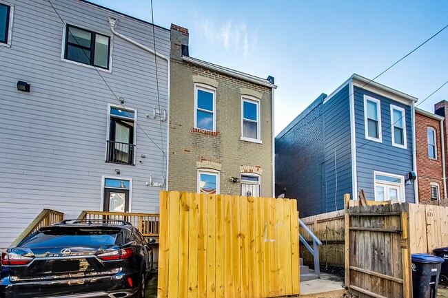 Building Photo - Spacious 3bd/2.5 bath updated townhome in ...