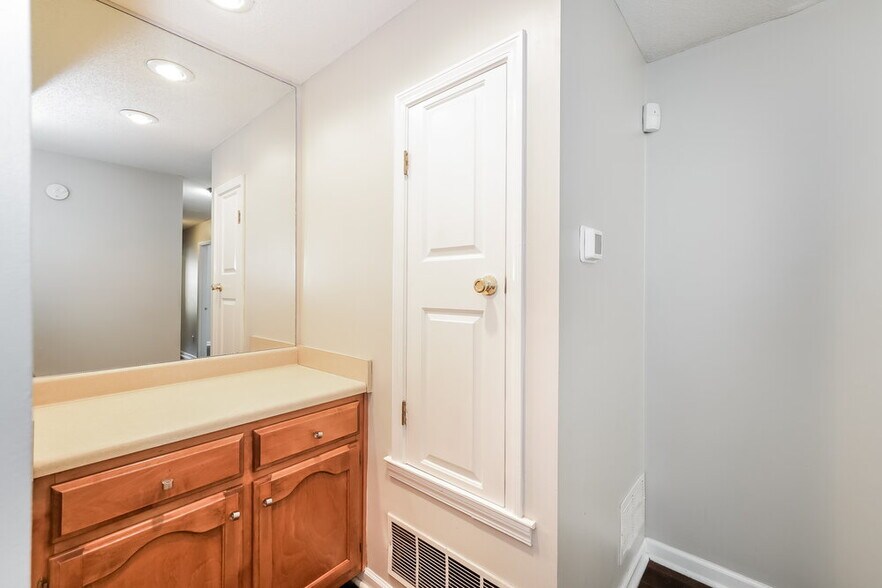 Building Photo - 8264 Cross Point Dr