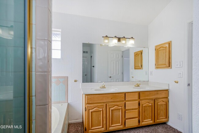 Building Photo - 908 Los Pinos Way