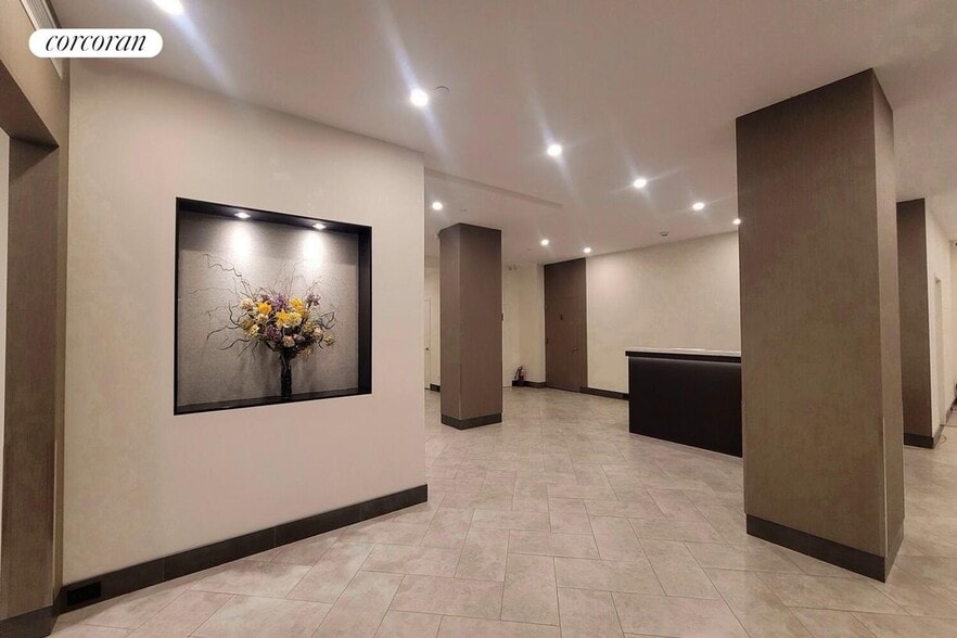 Building Photo - 45 W 81st St