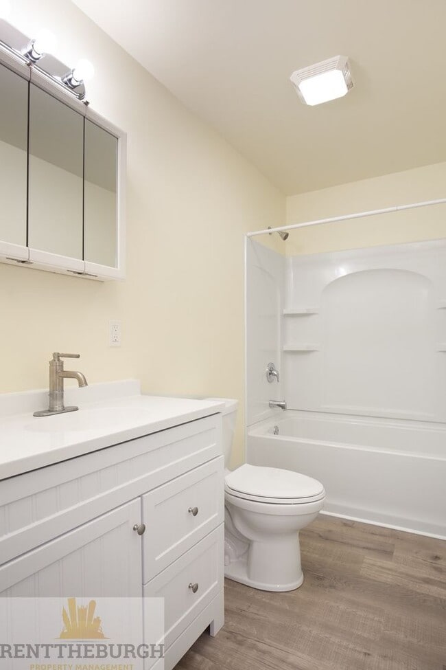 Building Photo - 3 Bedroom 1.5 bath House Now Available!