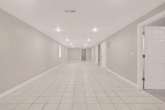 Building Photo - 1101 E Pin Oak Dr