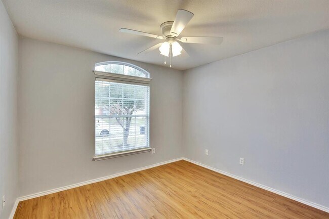 Building Photo - 1002 Remington Dr