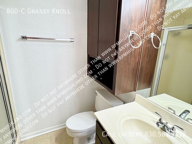 Building Photo - 800 Grassy Knoll