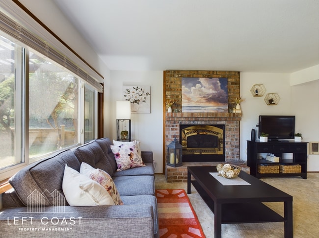 Building Photo - 890 SW 7th St