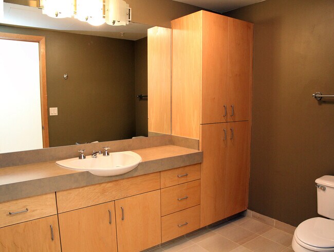 Building Photo - Spacious 2 Bedroom Corner Unit in Stylish ...