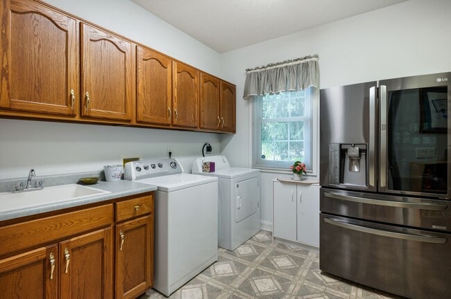 Building Photo - Executive Rental