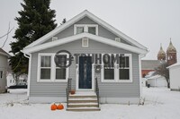 Building Photo - Large 3 Bedroom 2 Bath House w/Fenced in Y...