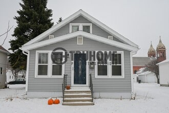 Building Photo - Large 3 Bedroom 2 Bath House w/Fenced in Yard and 2 Stall Garage Available Soon!