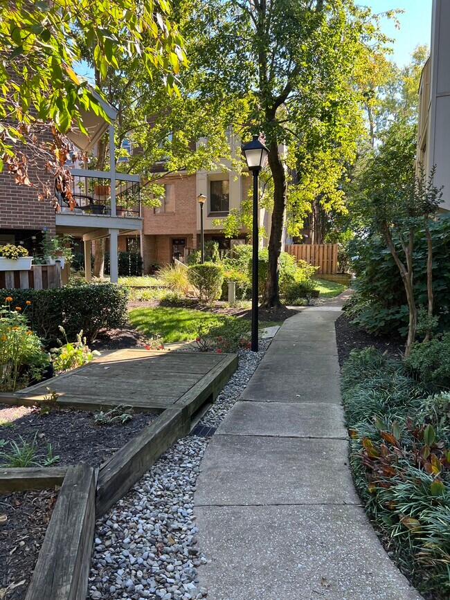 Building Photo - 1756 Dogwood Dr