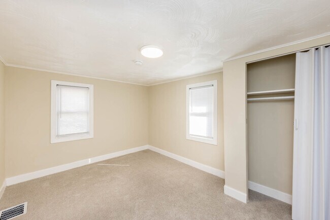 Building Photo - 482 E Jenkins Ave