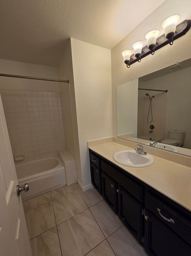 Building Photo - Super clean! 3 Bdrm, 2 Bath near Lembi Park