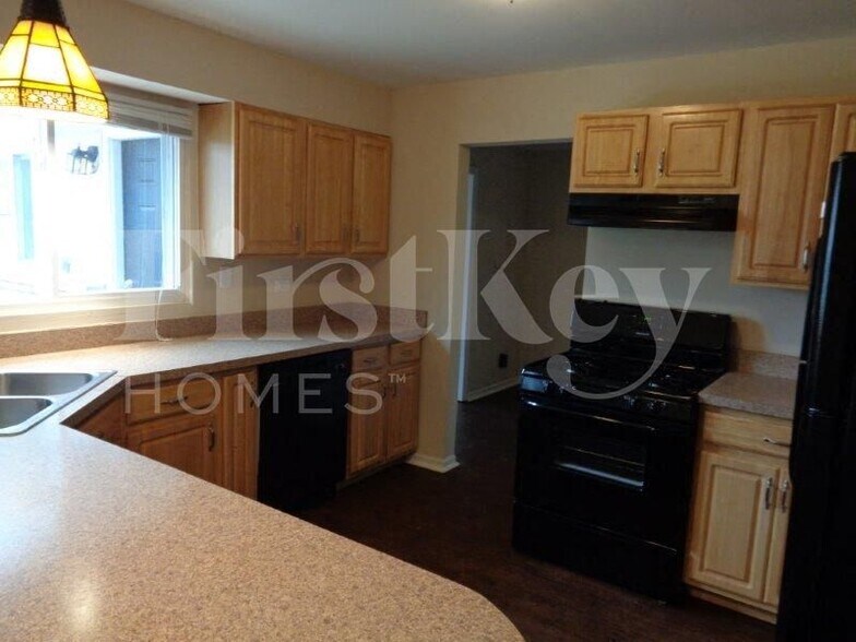 Building Photo - 447 Talala St