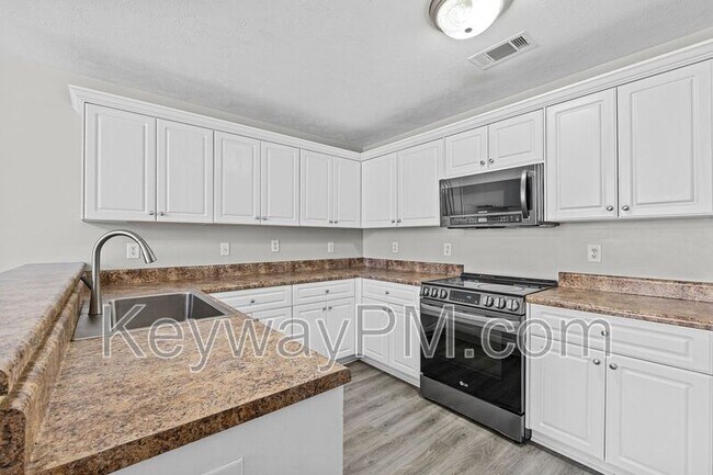 Building Photo - 122 Oakwood Dr