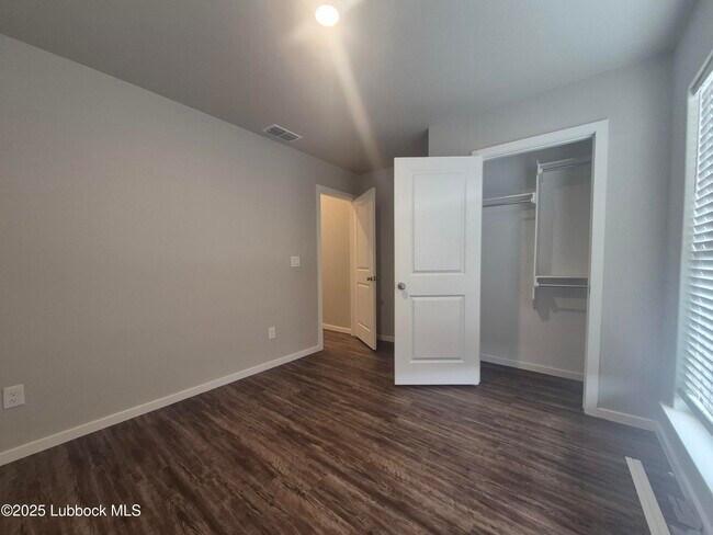 Building Photo - 2109 N Jayton Ave