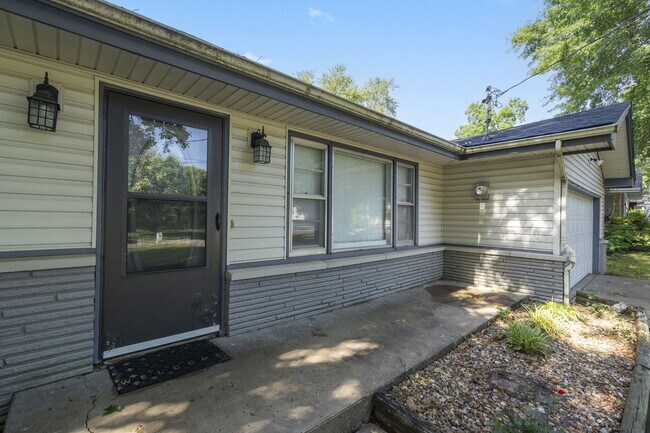 Building Photo - 938 E Lindberg St