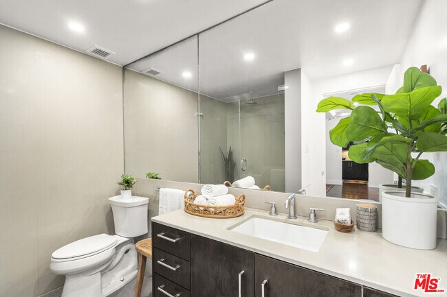 Building Photo - 8787 Shoreham Dr