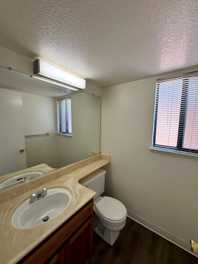 Building Photo - Spacious Home Located in the Desired Diabl...