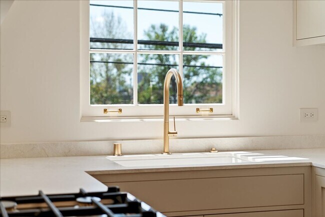 Building Photo - 800.5 N Edinburgh Ave