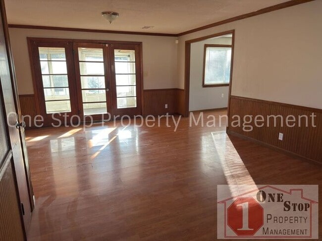 Building Photo - Amazing 3 Bedroom, 1.5 Bathroom in Raytown!