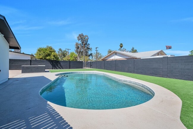 Building Photo - Huge 2 Story Home in Prime ASU neighborhood