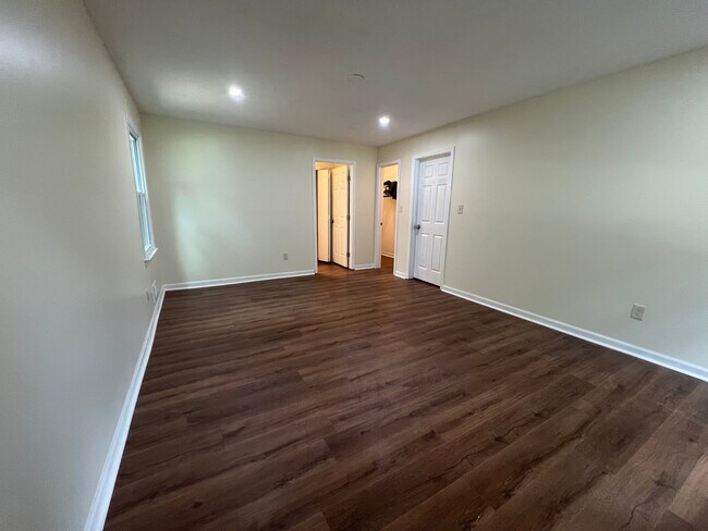 Building Photo - Room in House on Hillboro Cir SW